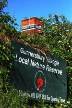 Hops and blue sky over Gunnersbury Triangle's signboard (© Chiswick Chap, CC BY-SA 3.0)
