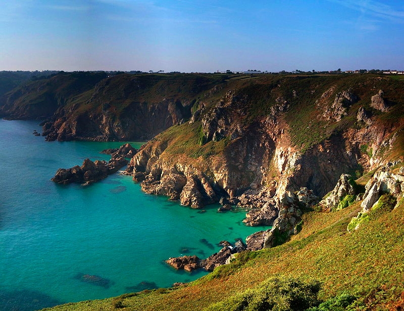 Guernsey's famous coastal rocks (© Steve Johnson, CC BY-SA 2.0)
