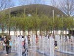 Water fountains at Queen Elizabeth Olympic Park (© Sludge G, CC BY-SA 2.0)