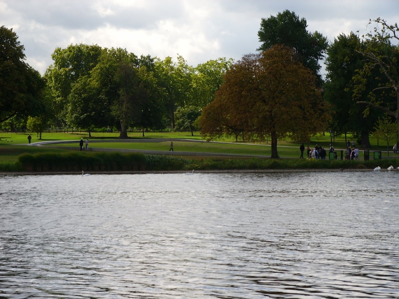 View south across the Serpentine to the Diana Memorial Fountain on the south bank. (© Iridescenti, CC BY-SA 3.0)