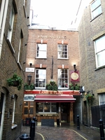 The Lamb and Flag, a pub up a small alleyway off Garrick St, gets very very busy, and downstairs is mostly standing room, though it has an upstairs room with tables. (© Ewan Munro, CC BY-SA 2.0)