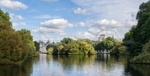 St. James's Park Lake looking east from the Blue Bridge (© Colin, CC BY-SA 3.0)