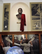Unveiling of the bronze portrait bust of the young Charles Darwin by British sculptor Anthony Smith at the Sedgwick Museum, Cambridge in 2009 (© Fortheloveofknowledge, CC BY-SA 4.0)