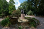 Statue of the 3rd Baron Holland in Holland Park (© Piotr Zarobkiewicz, CC BY-SA 3.0)