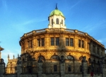 The Sheldonian Theatre building in Oxford viewed from Broad street, photographed just before sunset (© Prosthetic Head, CC BY-SA 4.0)