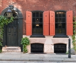 Dennis Severs House façade photographed from Folgate Street, London in 2010 (© Alanwill, CC BY-SA 3.0)